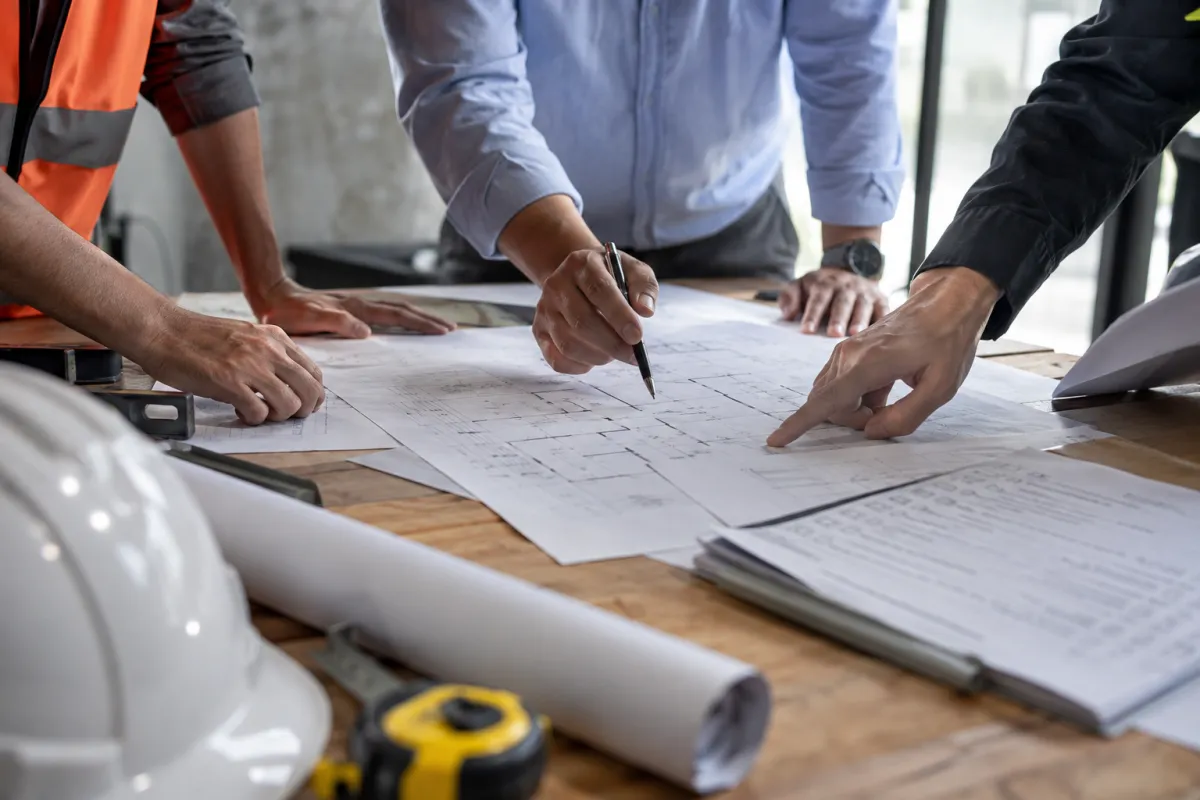 Arbeitsmaterialien aus unterschiedlichen Engineering-Projekten